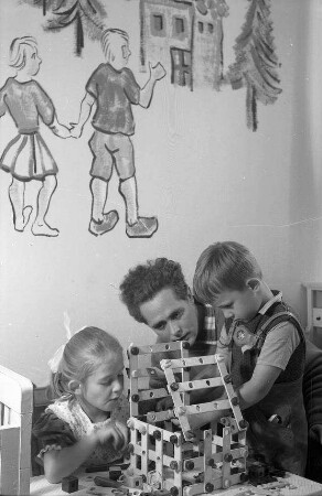 Freiburg: Karl Wittlinger, mit beiden Kindern im Kinderzimmer