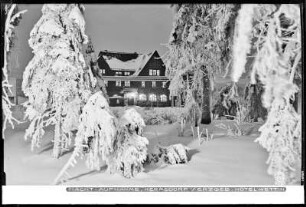 Hermsdorf im Erzgebirge im Winter, Hotel Wettin, Nachtaufnahme