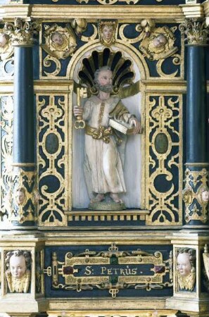 Renaissance-Kanzel mit Tugenden und Heiligenfiguren — Kanzelkorb mit Heiligenfiguren — Apostel- und Evangelistenfiguren — Apostel Petrus