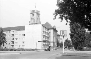 Berlin; Halensee: U (Bahnschild) mit Freiherr von Steinstraße und Rathausturm