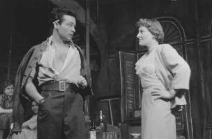 Szenenbilder aus dem Drama "Endstation Sehnsucht" von Tennessee Williams am Schlossparktheater Berlin-Steglitz : Szene mit Erna Sellmer (links) und Marianne Hoppe als Blanche DuBois (rechts)