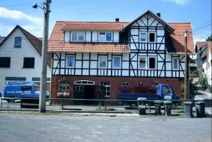 Dorfstraße mit Schmiede, um 1870 gebaut, Ausstattung zum Teil noch vorhanden