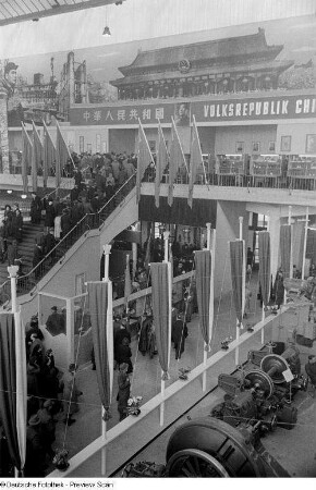 Innenansicht einer Messehalle mit einem Treppenaufgang zur Ausstellungsfläche der Volksrepublik China