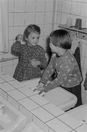 Zwei Mädchen im Bad des Kindergartens