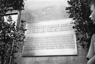 Dresden, Fritz-Heckert-Platz (Wettiner Platz), Enthüllung einer Gedenktafel zur Erinnerung an die Bücherverbrennung am 8. März 1933 auf dem Platz am Tag des freien Buches durch Hermann Matern, 10. Mai 1948