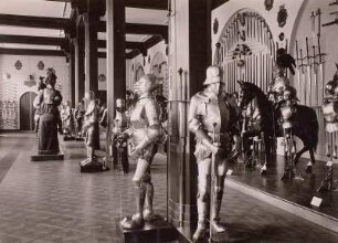 Historisches Museum. Saal 4 : Johanneum, Obergeschoss. Historisches Museum. Saal 4 mit Schutz- und Trutzwaffen des 16. Jh.