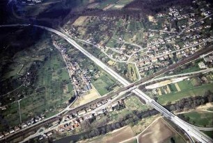 Trassierung mit Blick in Richtung Karlsruhe Im Vordergrund Enzbrücke und Überführung der DB