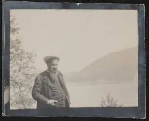 Hermann Bahr steht mit Hut vor dem Wolfgangsee