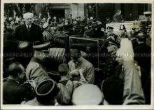 Ankunft Adolf Hitlers und Paul von Hindenburgs zur Maikundgebung der Jugend im Lustgarten