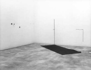 Rauminstallation: Valentinstag Helsinki, Teppich u. a. : Rode, Daniel: Rauminstallation: Valentinstag Helsinki, Teppich u. a. ; diverse Materialien. 2004. Dresden: Hochschule für Bildende Künste Dresden, Ausstellung Diplom 2004 vom 17.7.-29.8.2004. Raumaufnahme