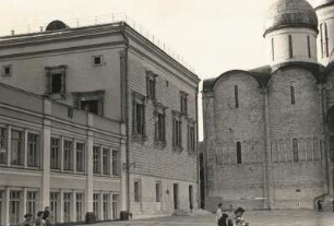 Moskau. Kreml, Kathedralenplatz. Facettenpalast (1487/1491; P. A. Solari) und Mariä-Entschlafens-Kathedrale (Uspenski-Kathedrale, 1475/1479; A. Fioravanti). Teilansicht