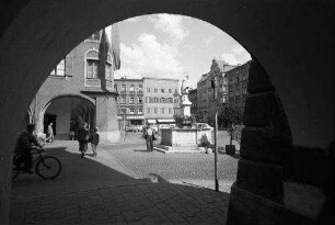 Rosenheim: Max-Joseph-Platz, Durchblick durch Bogen