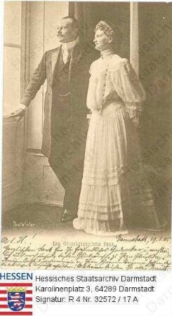 Ernst Ludwig Großherzog v. Hessen und bei Rhein (1868-1937) / Porträt mit Ehefrau Eleonore geb. Prinzessin v. Solms-Hohensolms-Lich (1872-1937) / an Fenster stehend, Ganzfiguren