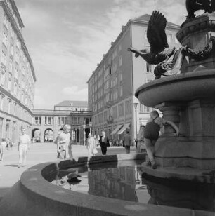 Dresden. Blick von der Kreuzstraße in die Weiße Gasse, vorn rechts Gändediebbrunnen