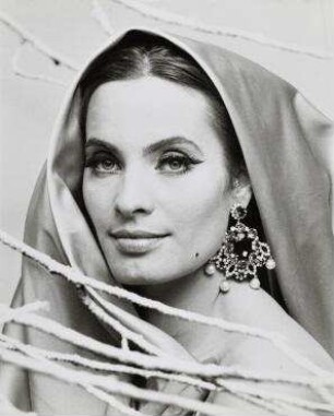 Ohne Titel (Modeaufnahme Winter-Titel Entwurf mit Karin Mai, Berlin, etwa 1962)
