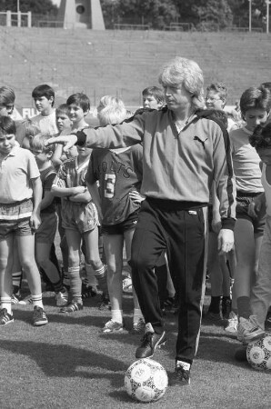 Begegnung mit KSC-Spielern mit Fußballtraining für Ferienpassinhaber