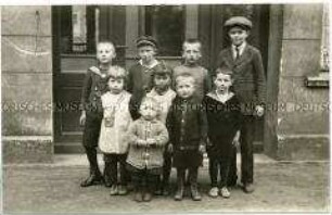 Kindergruppe vor einem Hauseingang