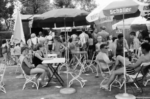 Breisach: Waldbad, Gedränge am Erfrischungskiosk