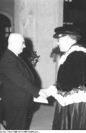 Dresden, Dresdner Kreuzchor. Festakt zum 70. Geburtstag von Rudolf Mauersberger (29. Januar 1959) in der Heinrich-Schütz-Kapelle der Dresdner Kreuzkirche, 1957/59. Gaben- und Blumenarragement privat