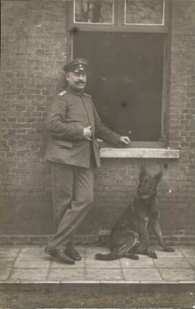 [Soldat mit Hund vor einem Fenster]