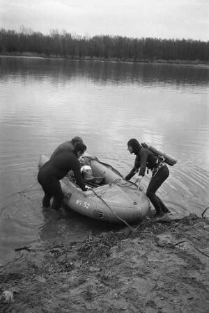 Bergung von versunkenen Fahrzeugen aus dem "Kleinen Bodensee" durch die Wasserschutzpolizei