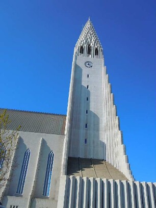 Reykjavik - Hallgrimskirkja : Der 73 Meter hohe Turm der Hallgrimskirkja ist die Stadtdominante von Reykjavik, aufgenommen am 29. Mai 2012
