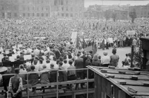 Gedenkkundgebung für die Opfer des Faschismus vor dem Alten Museum im Lustgarten in Berlin, anlässlich des sogenannten 3. OdF-Tages (Opfer des Faschismus-Tag) A B C