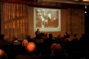 Dresden. Sächsische Landesbibliothek - Staats- und Universitätsbibliothek. Eröffnung der Ausstellung "O du fröhliche? Weihnachten in historischen Fotografien" im Vortragssaal. Katrin Nitzschke bei der Eröffnungsrede