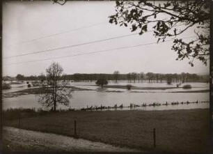 [Hirschfelde. Hochwasser: Aus Richtung Gießmannsdorf gegen Gelände rechts von Drausendorf. Standort wie Bild 1855.]