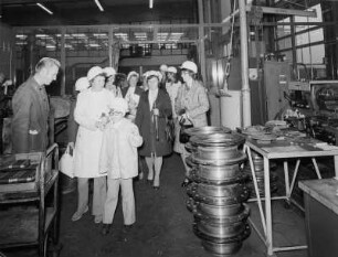 Hamburg-Wilhelmsburg. Ehefrauen bilden sich einen Eindruck vom Arbeitsplatz ihrer Männer im Gaswerk Kattwyk. Auch das gehört zur Firmenphilosophie der HGW (Hamburger Gas- und Wasserwerke)