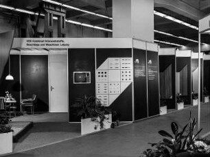Ausstellungsfläche des VEB Kombinat Holzwerkstoffe, Beschläge und Maschinen Leipzig