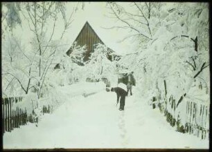 Langenhennersdorf : Langenhennersdorf. Schnee schippen vor einem Wohnhaus. Winteraufnahme