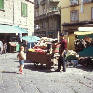 Marktstand mit Nüssen auf einem Platz in Neapel