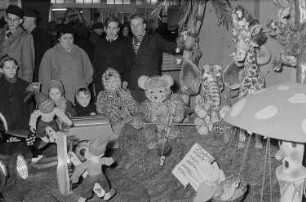 Passanten vor einer Spielwarenauslage im Kaufhaus Brühl in der Vorweihnachtszeit