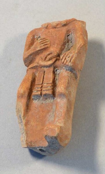 Figurine en argile sans tête (fragmentée)