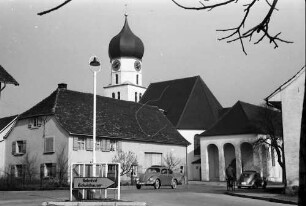 Böhringen: Kirche, Vordergrund Verkehrsinsel