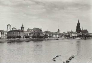 Frankfurt (Main), Blick vom linken Mainufer nach Nordosten auf das Stadtzentrum mit St. Leonhard und Dom