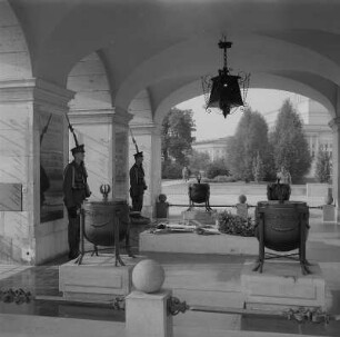 Warschau. Grabmal des unbekannten Soldaten unter den Arkaden des ehemaligen Sächsischen Palais am Piłsudski-Platz