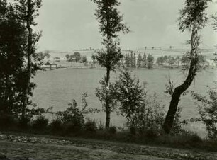 Freiberger Bergbaurevier, Dörnthaler-Kunstteich, Blick von Süden auf die Wasserseite des Damms mit dem Schützenhäuschen