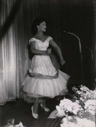 [1:0 für Berlin Familien Show, 17.Juli 1955?], Sonja Ziemann, Gloria Palast