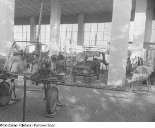 Blick in eine Ausstellungshalle mit landwirtschaftlichen Geräte und Maschinen