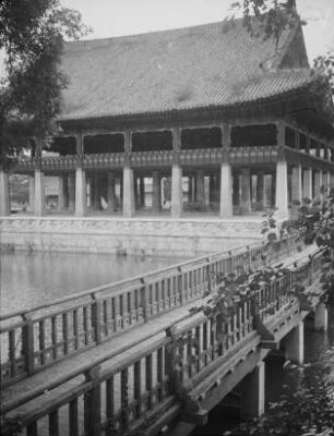 Heijō-kyō (Kaiserliche Residenzstadt Friedensburg) : Halle. Ansicht über den Teich