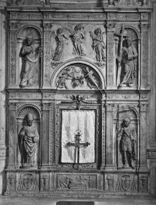 Piccolomini-Altar — Altarnische — Retabel mit Heiligenstatuen