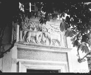 Berlin, Jagdschloß Grunewald, Relief über dem Eingang.,