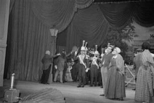 Szenenbilder aus " Ein Polterabend" von W. Bernhardy mit U. Thein als Schusterjunge, Deutsches Theater 30.12.1952