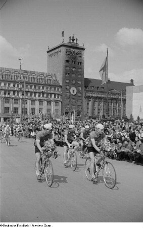 Radrennfahrer auf dem Karl-Marx-Platz (heutiger Augustusplatz)