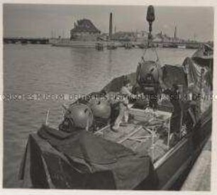 Wehrmachtssoldaten, Erbeutete Seeminen im Hafen von Ostende