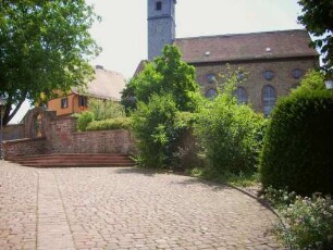 Ansicht von Norden mit Kirche (im Kern Gotisch) über Kirchhofmauer (Kirchhof im 18 Jh aufgelassen und Wehrgang mit Steinbrüstung abgetragen)