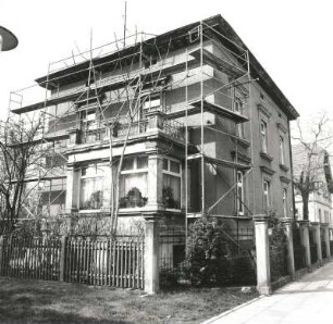 Markkleeberg-Gaschwitz, Dammstraße 22. Wohnhaus (um 1900). Eckansicht (teilweise eingerüstet) mit Einfriedung