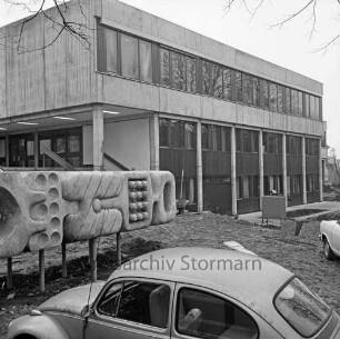 Stadtschule: Salinenstraße: Südfassade des Neubaus, davor eine Betonplastik